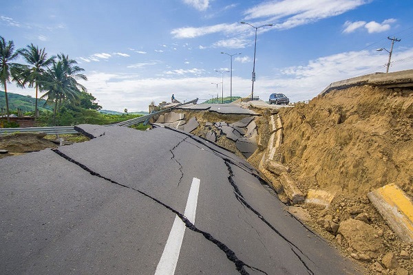 Route détruit coupé en deux par un séisme