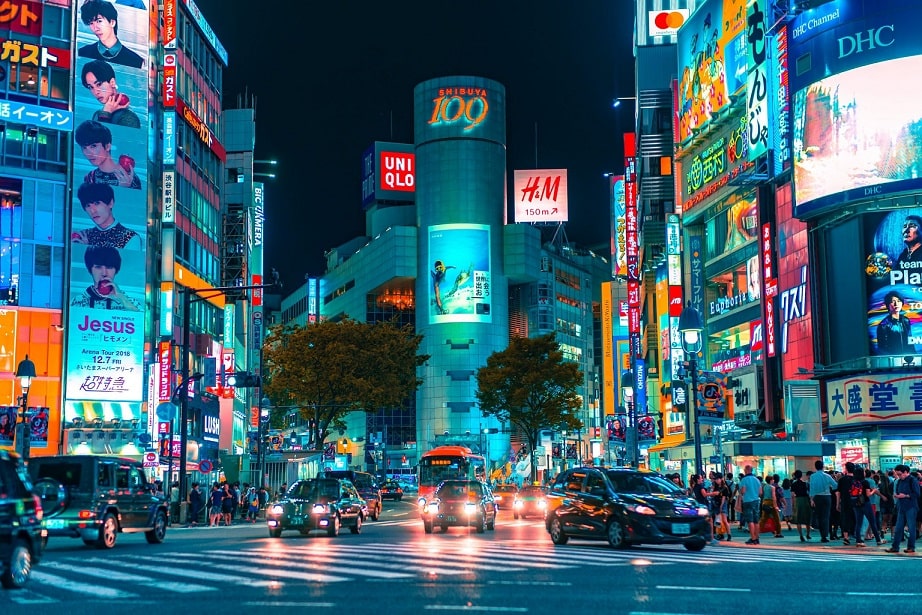 Ville de Tokyo de nuit et les panneaux publicitaires