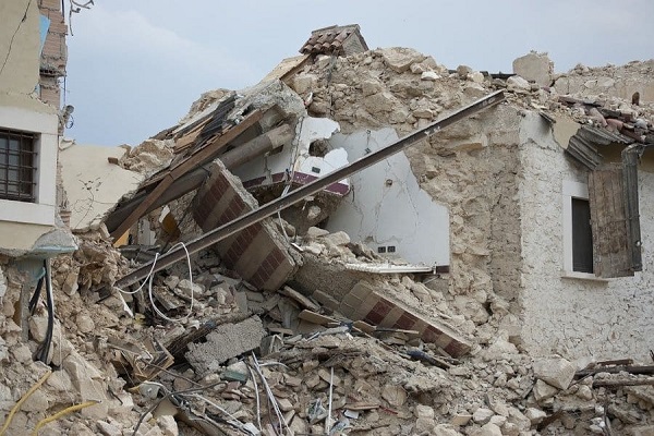 Maisons en ruine après séismes